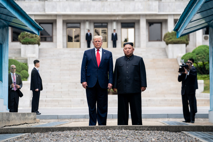 Cũng trong năm này, Tổng thống Donald Trump đã làm được điều "phi thường" khi trở thành Tổng thống Mỹ đầu tiên đặt chân lên Triều Tiên. Nguồn ảnh: NYtimes. Mời độc giả xem Video: Trùm khủng bố Osama bin Laden.