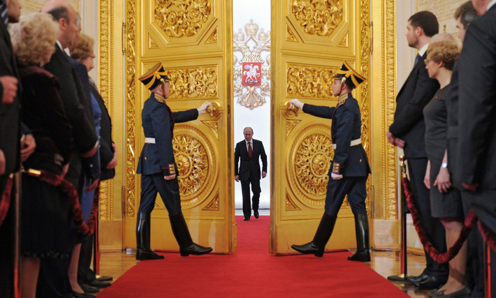 Cũng trong năm này, Vladimir Putin quay trở lại ghế Tổng thống Nga, hứa hẹn đưa nước Nga quay trở lại với vị thế cường quốc như thời Liên Xô. Nguồn ảnh: NYtimes.