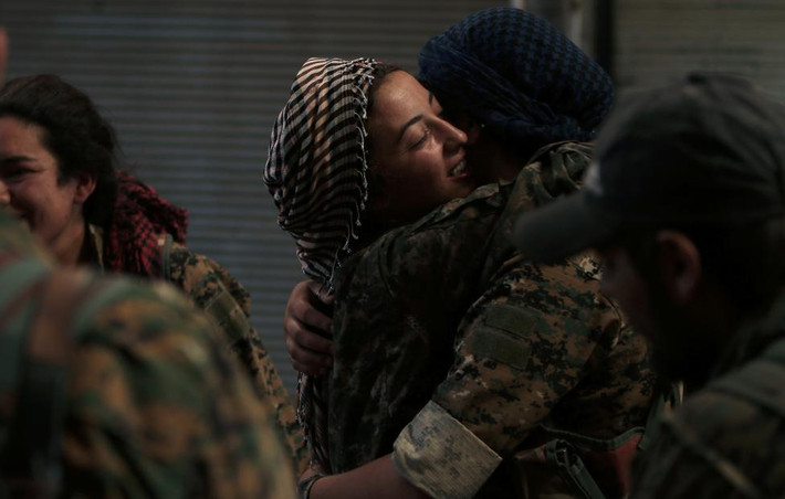 Nữ chiến binh của Lực lượng Dân chủ Syria (SDF) – một nhóm do Mỹ hậu thuẫn – hân hoan trong niềm vui chiến thắng sau khi đánh bật được IS khỏi thị trấn Manbij hôm 10/8.