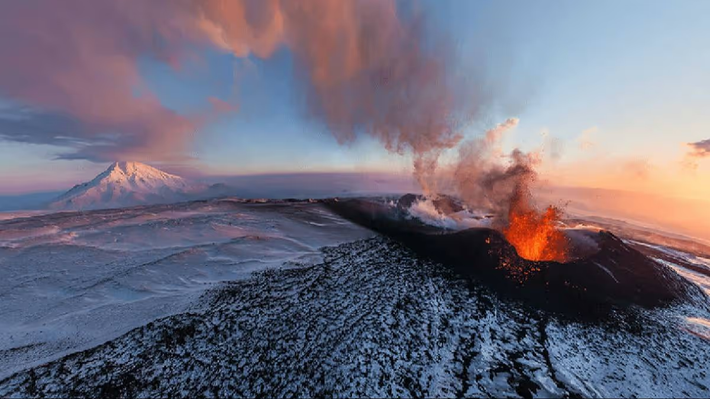 Magma của Erebus có phản ứng hóa học đặc biệt, khiến dung nham của nó luôn hoạt động liên tục, không ngừng chuyển động trong miệng núi lửa. Đây là một hiện tượng hiếm có, khiến Erebus trở thành mục tiêu nghiên cứu của các nhà địa chất và núi lửa học trên toàn thế giới.(Ảnh: India Today NE)