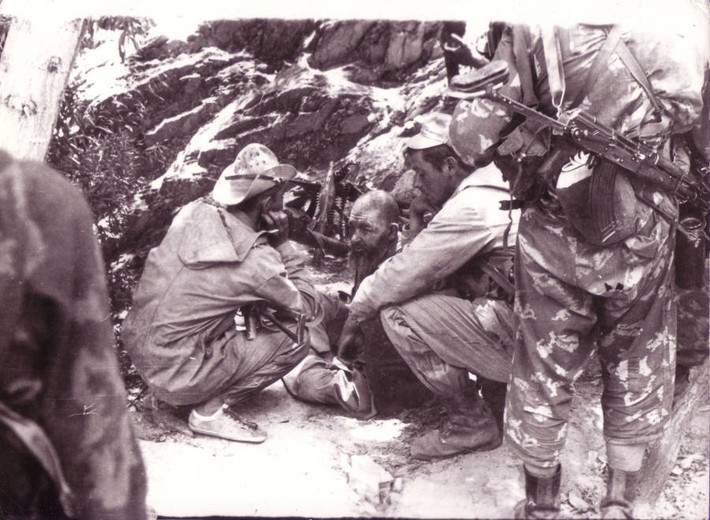 Bắt giữ và thẩm vấn một phần tử khủng bố thuộc Mujahideen. Nguồn ảnh: ATI.