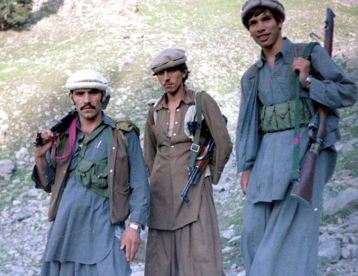 Vũ khí và trang bị cá nhân của các thành viên tổ chức khủng bố Mujahideen. Có thể dễ dàng nhận ra khẩu súng trường Lee-Enfield của Anh từ chiến tranh Thế giới thứ hai vẫn được binh lính tổ chức này sử dụng. Nguồn ảnh: ATI.