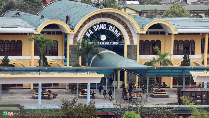 Chiều 24/2, ga Đồng Đăng như khoác màu "áo mới" khi công việc sửa chữa dần hoàn tất. Nhiều công nhân, bộ đội tập trung sửa chữa đường sá, rà soát bom mìn và lắp đặt các trang thiết bị phụ trợ.