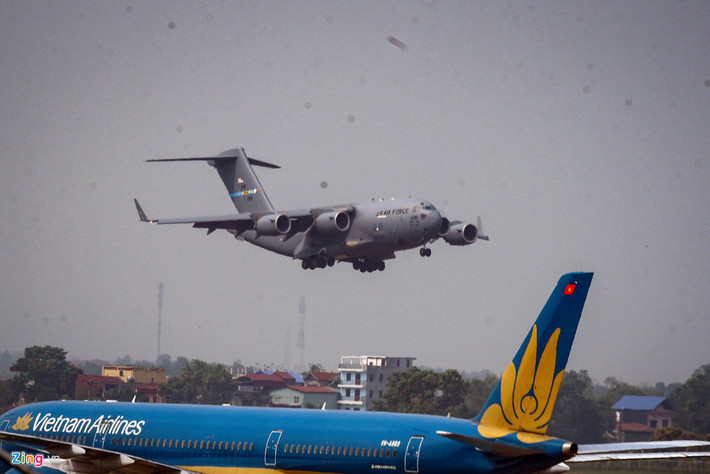 Theo ghi nhận của phóng viên Zing.vn, một máy bay vận tải quân sự C-17 Globemaster III vừa hạ cánh xuống sân bay Nội Bài đầu giờ chiều 20/2, một tuần trước hội nghị thượng đỉnh Mỹ - Triều tại Hà Nội.