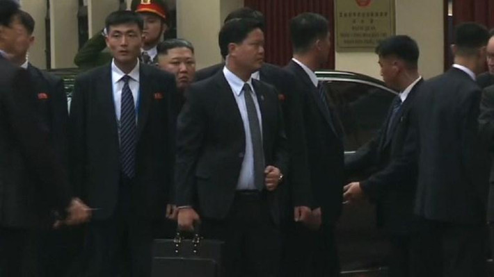 "Bức tường vệ sĩ" vây xung quanh chủ tịch Kim Jong-un mỗi khi ông bước lên và xuống xe. Nguồn ảnh: VTV.