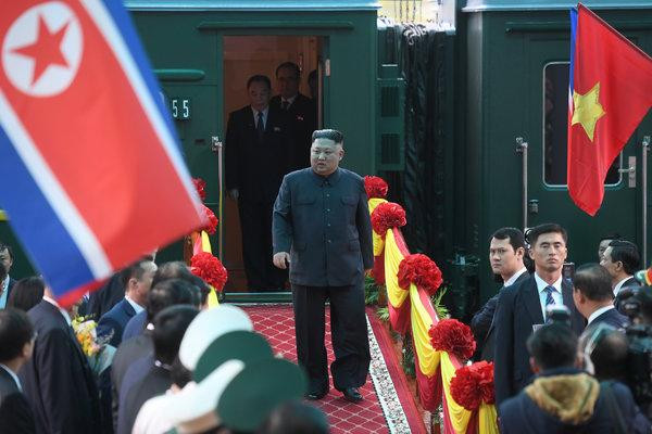 Tuy nhiên có thể dễ dàng nhận ra các "khuôn mặt thân quen" của cận vệ Triều Tiên đang đứng sẵn dưới sân ga Đồng Đăng để chờ Chủ tịch Kim Jong-un. Nguồn ảnh: Dailystar.