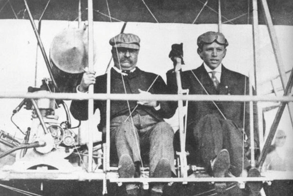 Tổng thống Mỹ đầu tiên được ngồi lên máy bay là tổng thống Theodore Roosevelt. Vị Tổng thống này được tiếp xúc với máy bay lần đầu tiên vào năm 1910 và khi đó, máy bay vẫn còn là loại phương tiện "mui trần". Nguồn ảnh: USAF.