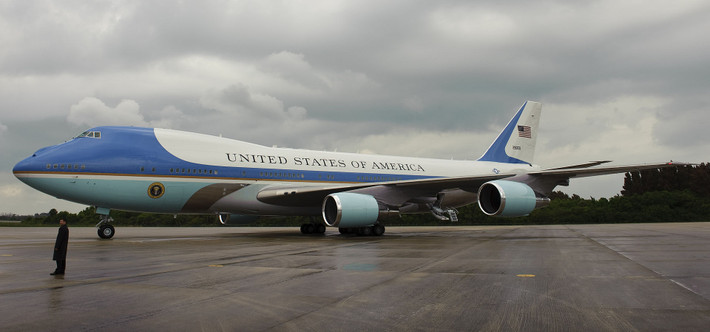 Boeing 747 bắt đầu được sử dụng làm chuyên cơ của Tổng thống Mỹ từ năm 1990 nhưng nó chưa kịp chở Tổng thống George H.W. Bush một lần nào do phải nâng cấp thêm hệ thống chống áp chế điện tử. Nguồn ảnh: USAF.