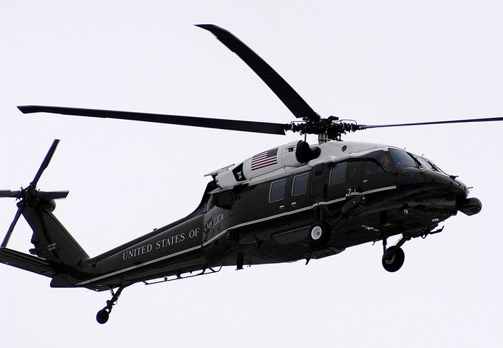 Ngoài ra, Tổng thống Mỹ còn thường sử dụng các trực thăng Marine One được vận hành bởi Thuỷ quân Lục chiến Mỹ khi di chuyển trong các tuyến bay ngắn nhưng lại không muốn sử dụng đường bộ do lo ngại tắc đường. Nguồn ảnh: USAF.