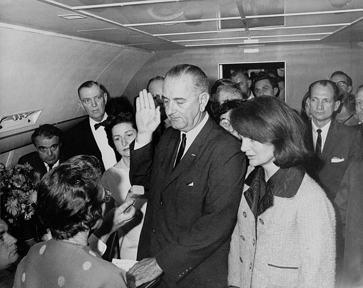 Dưới thời Tổng thống John F. Kennedy, Không quân Mỹ đã mua một chiếc Boeing C-137 và cải biên nó thành Không Lực Một để có tầm bay xa hơn. Khi Tổng thống Kennedy bị ám sát, Phó Tổng thống Mỹ khi đó là Lyndon B. Johnson đã là vị Tổng thống đầu tiên và duy nhất của Mỹ cho tới thời điểm này tuyên thệ nhận chức trên máy bay. Nguồn ảnh: USAF.