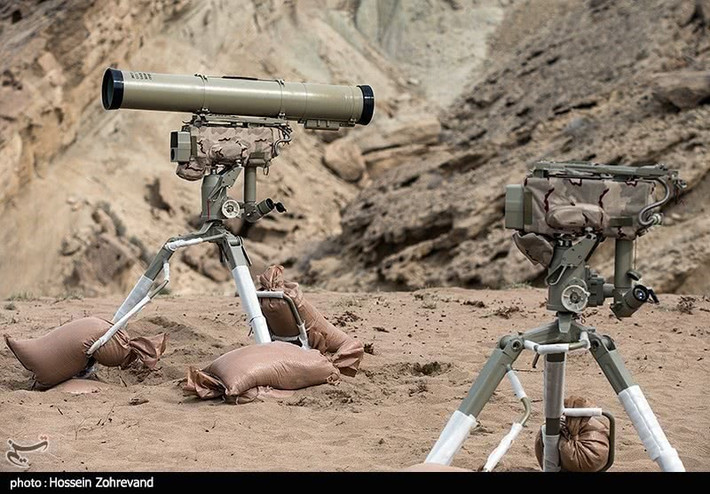 Trong đó bao gồm cả tên lửa chống tăng có điều khiển Dehlaviyeh - loại tên lửa được Iran sản xuất dựa trên thiết kế của tên lửa 9M113 Kornet do Nga chế tạo. Nguồn ảnh: Sina.