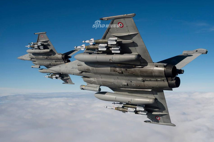Rafale M còn có càng đáp chắc chắn hơn, mũi dài hơn, thêm móc đuôi để hạ cánh trên tàu sân bay, thang lên buồng lái gắn trong máy bay và tích hợp điện tử, hệ thống hỗ trợ hạ cánh trên tàu sân bay bằng sóng siêu âm,... Nguồn ảnh: Sina.