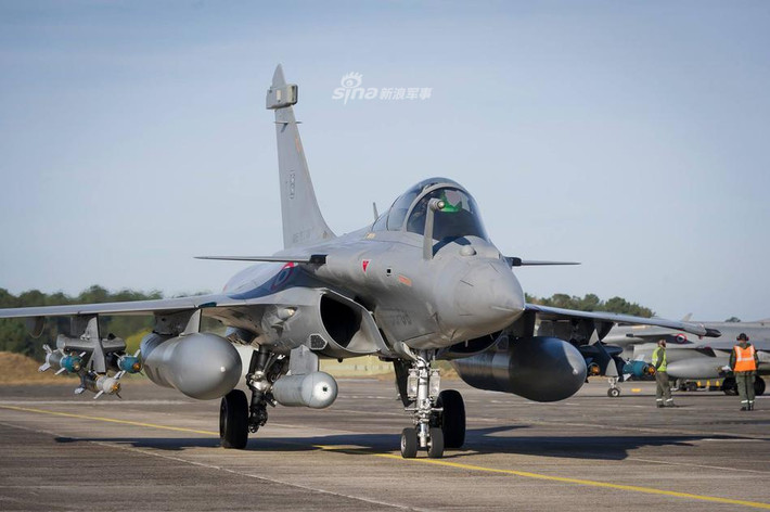 Tiêm kích đa năng có thiết kế cánh tam giác Dassault Rafale được Pháp thiết kế và sử dụng bắt đầu từ năm 1991 tới nay. Nguồn ảnh: Sina.