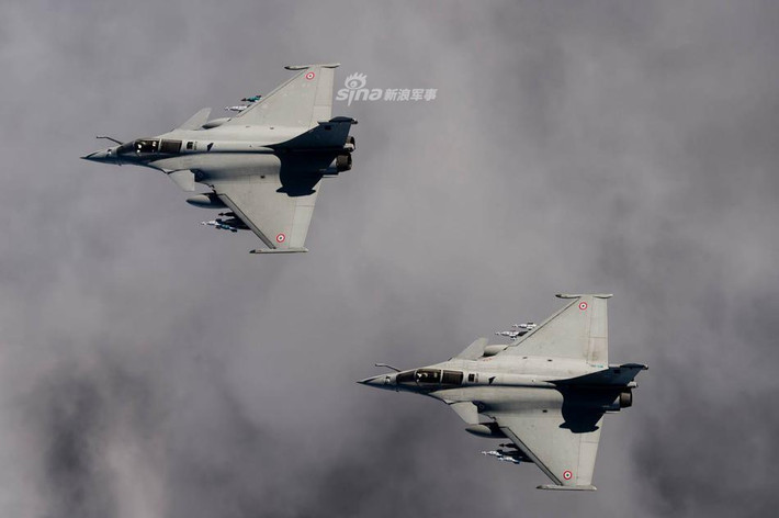 Với việc là một tiêm kích 7 trong 1, tiêm kích Rafale có khả năng mang vũ khí cực kỳ đáng nể. Theo đó nó có thể mang được tối đa tới 9,5 tấn vũ khí các loại dưới 14 giá treo kèm theo 1 khẩu pháo 30mm với dự trữ đạn 125 viên. Nguồn ảnh: Sina.