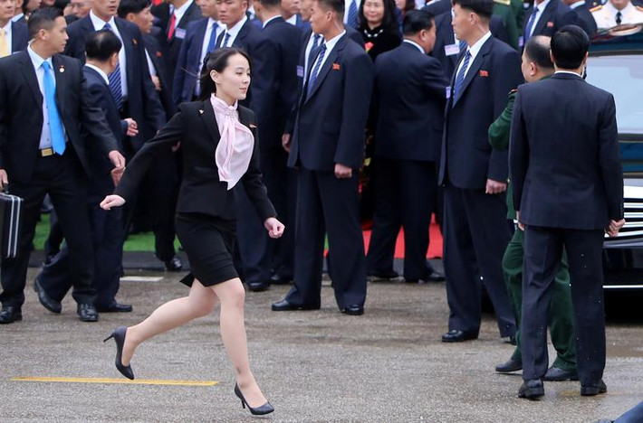 Em gái của Chủ tịch Triều Tiên Kim Jong-un là bà Kim Yo-jong tại ga Đồng Đăng sáng 26/2. Bà Kim Yo-jong gần như là người luôn tháp tùng ông Kim Jong-un trong mọi chuyến công du nước ngoài. Nguồn ảnh: Reuters.