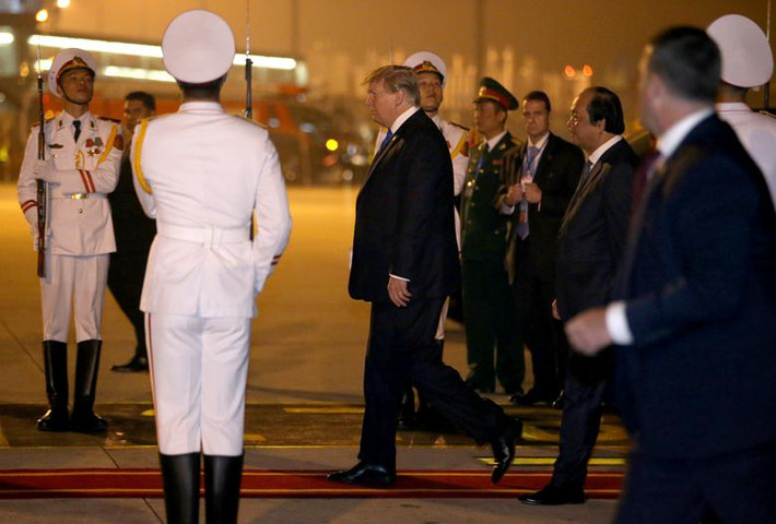 Tổng thống Donald Trump tới sân bay Nội Bài muộn hơn với dự kiến khoảng một tiếng đồng hồ. Nguồn ảnh: Reuters.