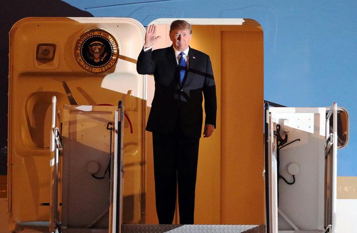 Trong khi đó chuyên cơ Không lực Một chở Tổng thống Mỹ Donald Trump gần 21 giờ tối qua 26/2 mới hạ cánh xuống sân bay quốc tế Nội Bài. Ông Trump ngay sau đó cũng về thẳng khách sạn JW Marriott. Nguồn ảnh: Reuters.