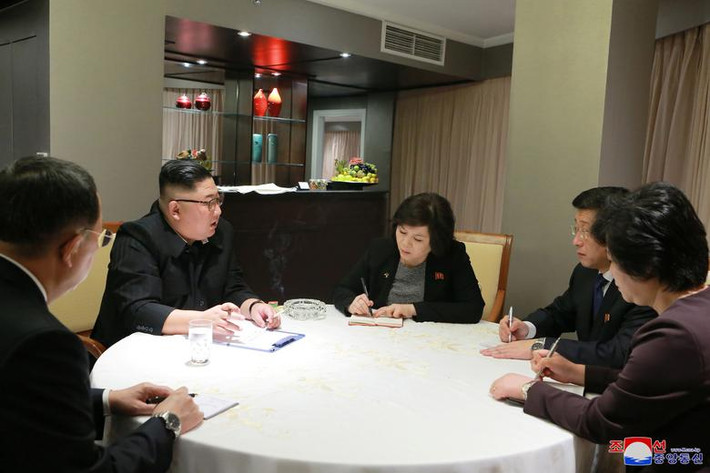 Theo hãng thông tấn Triều Tiên KCNA, do đến Hà Nội từ khá sớm ngay sau khi tới khách sạn Melia, Chủ tịch Triều Tiên Kim Jong-un đã có cuộc họp ngắn với các quan chức đi cùng để chuẩn bị cho Hội nghị Thượng đỉnh Mỹ - Triều sẽ diễn từ vào hôm nay 27/2. Nguồn ảnh: Reuters.