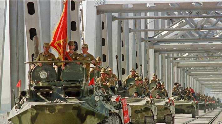 Việc phải vận hành cỗ máy chiến tranh khổng lồ ở Afghanistan tiêu tốn một núi tiền này được cho là một trong các nguyên nhân khiến Liên Xô sớm tan rã chỉ vài năm sau khi rút lui khỏi đây. Nguồn ảnh: Ati.