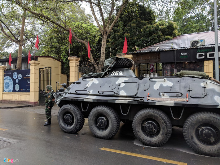 Chốt thứ nhất với 4 xe thiết giáp BTR-60PB triển khai ở phố Phạm Ngũ Lão, Hoàn Kiếm và chốt thứ hai cũng với 4 xe triển khai ở phố Hỏa Lò (Hà Nội), cách khách sạn Melia không xa, nơi dự kiến lãnh đạo Triều Tiên sẽ lưu lại trong những ngày ở Việt Nam. Ảnh: Zing news