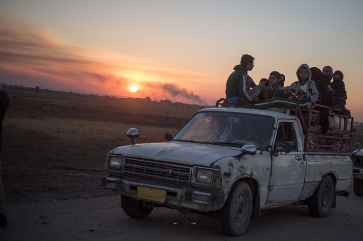 Một ô tô cũ nát chở người chạy loạn tới điểm kiểm soát do quân đội Iraq lập. Ảnh: AJ.