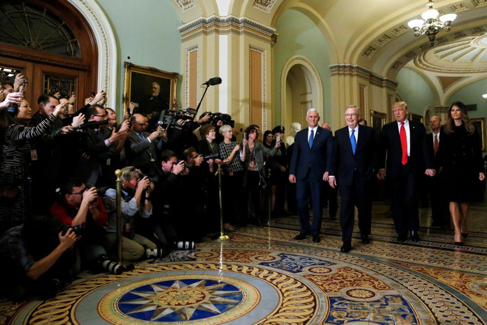 Vợ chồng ông Donald Trump, Phó tổng thống mới đắc cử Mike Pence và ông Mitch McConnell ở Capitol Hill. Ảnh Reuters