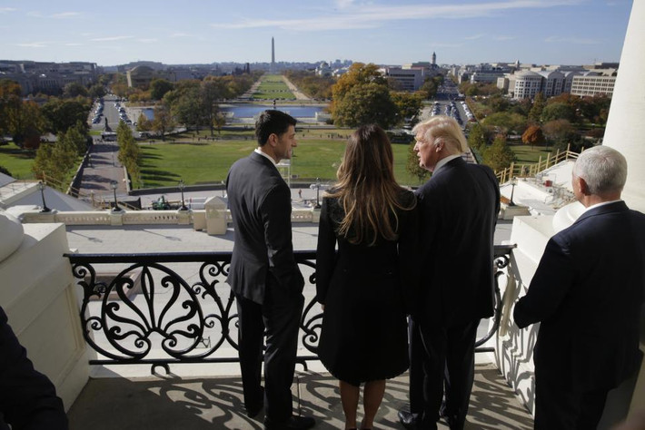 Ngoài ra, ông Donald Trump còn có cuộc gặp với Chủ tịch Hạ viện Paul Ryan ở Capitol Hill, Washington. Ảnh Reuters