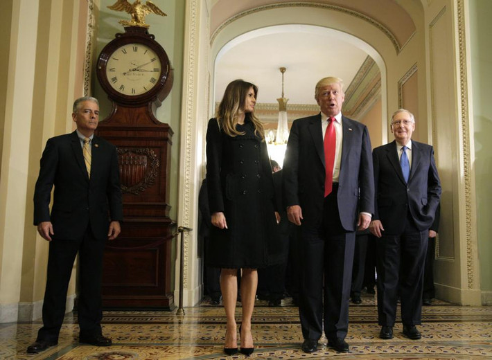 Sau cuộc gặp với Tổng thống Obama, vợ chồng ông Donald Trump đã tới Capitol Hill. Ảnh Reuters