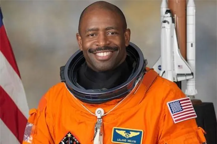 Phi hành gia Leland Melvin, kỹ sư trên tàu con thoi Atlantis chia sẻ rằng từng gặp những sinh vật giống người ngoài hành tinh trong khoang chở hàng của tàu con thoi.