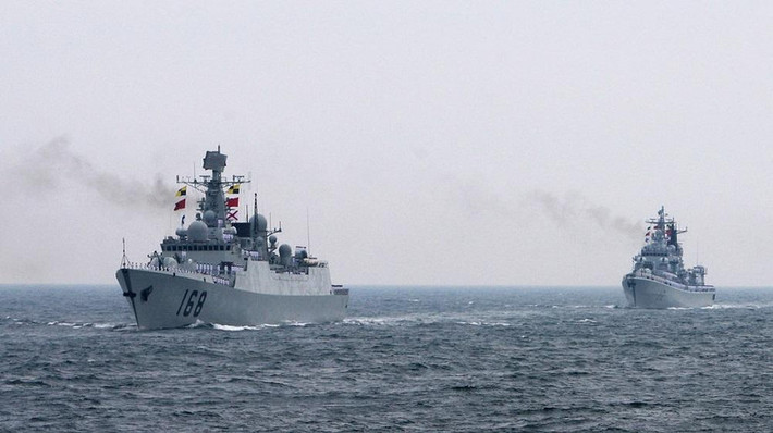 Việc biên đội tàu chiến Trung Quốc có mặt tại Vladivostok là nhằm chuẩn bị cho cuộc tập trận hải quân chung thường niên mang tên Hợp tác Hàng hải 2017 giữa Nga và Trung Quốc. Được biết Vladivostok cũng căn cứ chính của Hạm đội Thái Bình Dương thuộc Hải quân Nga. Nguồn ảnh: Zero.