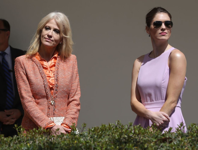 Hicks (phải) được coi là nhân vật trẻ nhất trong bộ máy của ông Trump nhưng lại được trả lương cao nhất. Cô nhận lương khoảng 179.700USD/năm, ngang với những “công thần” như Kellyanne Conway. Ảnh: Getty.