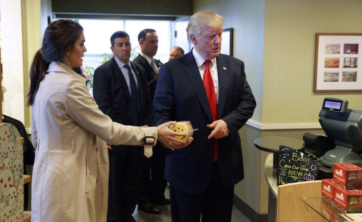 Ngoài ra, Hicks còn có nhiệm vụ tư vấn cho Tổng thống Trump về những người mà ông nên gặp. Ảnh: AP.