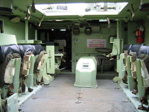 Phiên bản lưỡng cư này của M113 còn có một tên gọi khác là M113 Arisgator. Nó có thiết kế gần như tương tự so với M113 nguyên mẫu nhưng được tích hợp thêm một số trang bị cho phép mẫu xe thiết giáp này có thể tham gia đổ bộ đường biển hoặc di chuyển ở các vùng nước sâu. Dù vậy giá thành của những gói nâng cấp lại khá hợp lí và dễ trên khai trên tất cả các phiên bản của M113. Nguồn ảnh: Defence.