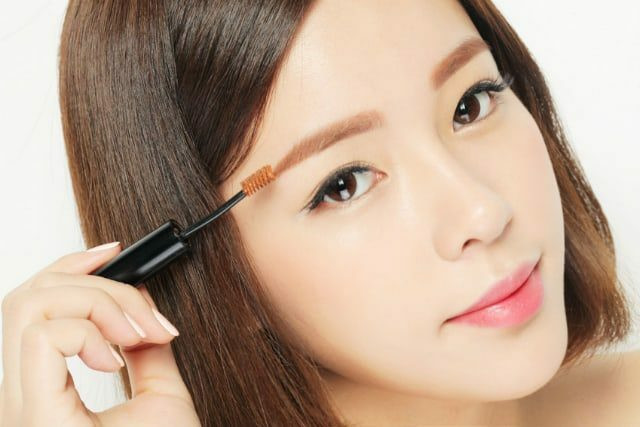 Lông mày ngang đậm nét: Những người phụ nữ sở hữu tướng lông mày ngang đậm nét là một người có tính cách độc lập mạnh mẽ. Những người này tuy là thân nữ nhi nhưng ý chí lại vô cùng kiên cường, quyết đoán hơn cả nam giới.