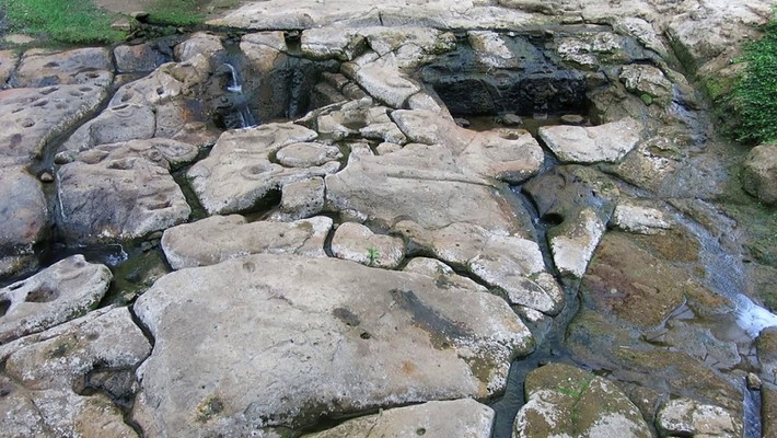 La Fuente de Lavapatas là một đài phun nước linh thiêng được sử dụng trong các phòng tắm cho nghi lễ và tôn giáo. Đây là hình ảnh công phu nhất trong số các tác phẩm chạm khắc.