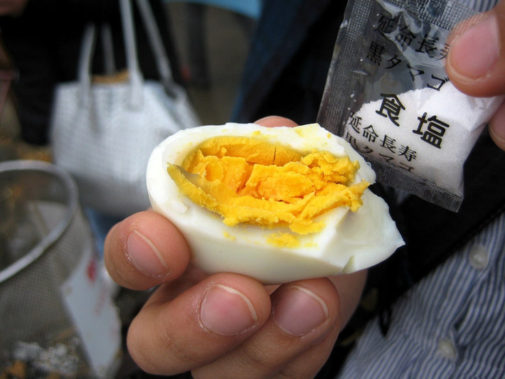 Kuro tamago được dân địa phương truyền tai nhau công dụng kéo dài 7 năm tuổi thọ. Thực chất, kuro tamago chỉ là quả trứng gà sống bình thường. Tuy nhiên, khi được luộc trong suối nước nóng lưu huỳnh, vỏ của nó biến thành màu đen. Đây là kết quả do sự xuất hiện của hydro sulfua có trong thành phần nước. Phần vỏ chuyển đen nhưng bên trong không khác gì trứng thường. Ảnh: Flickr.