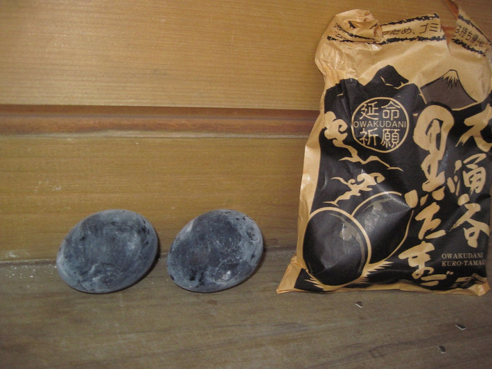 Tại Owakudani, người dân thường bán theo gói 5 quả với giá 500 yên (khoảng 110.000 đồng). Kuro tamago được sản xuất và bán ra ngay trong ngày. Do đó, bạn có thể yên tâm không mua phải những quả trứng cũ. Số trứng thừa trong ngày sẽ được dùng làm trứng hun khói hoặc thành phần cho một số món ăn khác. Ảnh: Flickr.