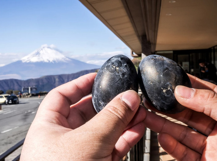 Quả trứng này có tên Kuro Tamago. Đây là món ăn đặc biệt của thung lũng Owakudani thuộc thị trấn miền núi Hakone. Thung lũng này nổi tiếng nhờ miệng núi lửa cùng tên. Đây là kết quả từ vụ phun trào cuối cùng của núi nửa Hakone cách đây 3.000 năm. Tới giờ, những làn khói trắng vẫn bốc lên khiến du khách đổ xô đến du lịch. Ảnh: Tokyo Weekender.