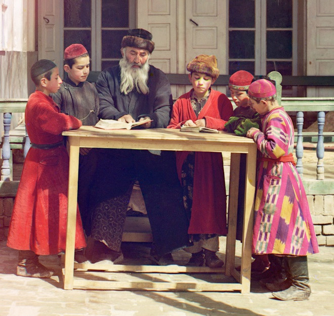 Theo sách Bí mật người Do Thái dạy con làm giàu của Nhà xuất bản Thông Tấn, những đứa trẻ được dạy chữ và số từ 3 tuổi. Ở lứa tuổi này, bé trai bắt đầu đi nhà thờ và đọc kinh thánh. Nếu đứa trẻ không được dạy chữ, chúng không thể đọc được kinh thánh. Ảnh: Wikipedia.