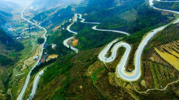 Mã Pì Lèng là cung đèo hiểm trở, dài khoảng 20 km, được mệnh danh là một trong “tứ đại đỉnh đèo” ở Tây Bắc. Theo Cổng thông tin Du lịch Hà Giang, đèo này có 3 tên gọi khác gồm: Mả Pì Lèng, Mã Pỉ Lèng, Mả Pí Lèng. Trong các tên gọi trên, Theo PGS.TS Phạm Văn Tình, Tổng thư ký Hội Ngôn ngữ học Việt Nam, hiện nay, chúng ta hay gọi con đèo trên là Mã Pì Lèng hay Mã Pí Lèng, nhưng cũng có nhiều biến thể khác như Mã Pỉ Lèng, Mả Pi Lèng, xuất phát từ đặc tính vùng miền của ngôn ngữ.