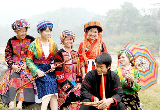 Chợ Khau Vai, còn gọi là chợ Phong Lưu, có từ gần 100 năm nay. Mỗi năm một lần, chợ họp tại xã Khau Vai, huyện Mèo Vạc. Chợ tình Khau Vai bắt nguồn từ câu chuyện tình yêu éo le của chàng Ba (người Nùng), cô Út (người Giáy). Họ yêu nhưng không đến được với nhau do khác biệt về dân tộc, tập quán. Hiện nay, chợ tình Khau Vai chỉ họp mỗi năm một lần vào ngày 27/3 Âm lịch. Theo truyền thuyết, đó là ngày mà chàng Ba và cô Út hẹn gặp nhau để hát cho nhau nghe.
