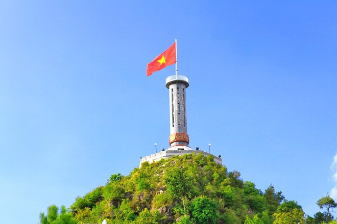 Theo sách giáo khoa Địa lý, xã Lũng Cú, huyện Đồng Văn, tỉnh Hà Giang là điểm cực Bắc của Tổ quốc, nơi lá cờ đỏ sao vàng có diện tích 54 m2 tung bay trong gió, được mệnh danh là “nơi bắt đầu nét vẽ đầu tiên của bản đồ Tổ quốc”.