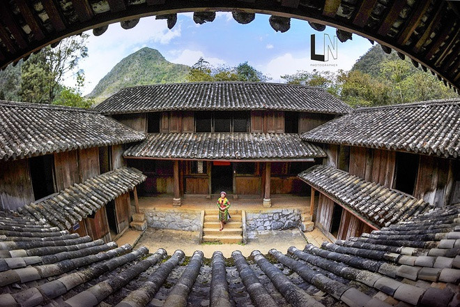 Theo Cổng thông tin điện tử Hà Giang, dinh thự họ Vương được khởi công xây dựng năm 1019, hoàn thành 10 năm sau đó với tổng kinh phí lên đến 150.000 đồng bạc trắng (khoảng 150 tỷ đồng hiện nay). Dinh này được mệnh danh “viên ngọc xanh giữa cao nguyên”. Năm 1993, dinh thự họ Vương được xếp hạng di tích lịch sử văn hóa quốc gia..