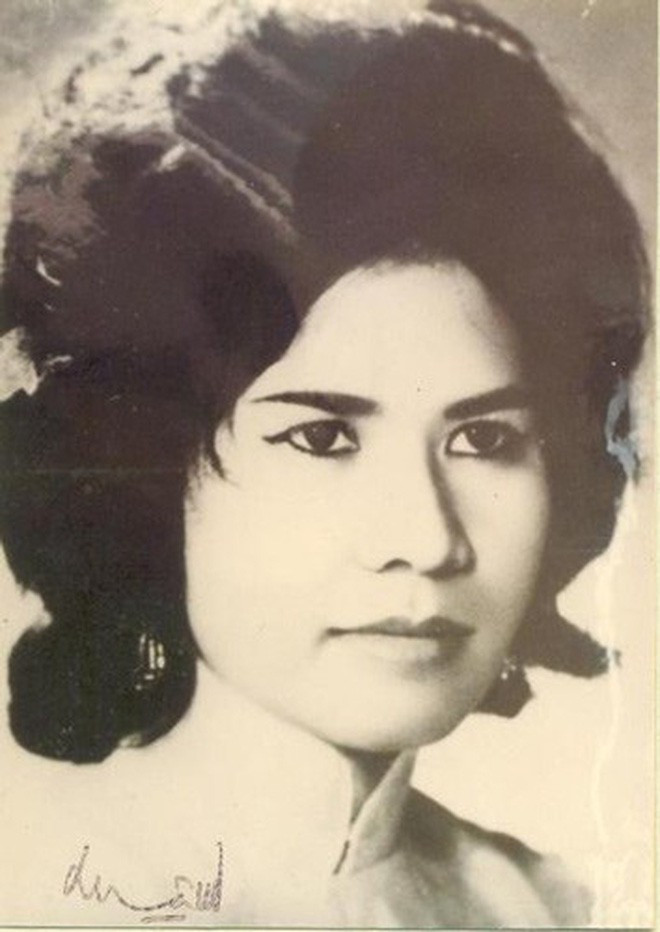 Năm 1949, Bảo Đại về nước giữ chức Quốc trưởng và có một mối tình với cô gái Huế tên là Lê Thị Phi Ánh. Hai người gặp nhau tại Đà Lạt và bà sinh 2 người con cho ông. Giống như những phụ nữ khác đi qua đời cựu hoàng Bảo Đại, Phi Ánh chỉ ở bên ông một thời gian.