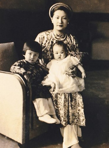 Vào năm 1947, Nam Phương hoàng hậu và các con sang Pháp sinh sống. Kể từ đó, bà rất ít khi gặp cựu hoàng Bảo Đại. Bà qua đời tại đây vào ngày 15/9/1963. Bà được an táng ngay nghĩa trang Công giáo tại Chabrignac. Mặt sau bia mộ có viết dòng chữ Hán: “Đại Nam Nam Phương Hoàng hậu chi lăng".