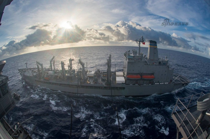 Toàn cảnh hình ảnh tàu sân bay USS Carl Vinson nhận tiếp tế từ tàu hậu cần trên vùng biển tây Thái Bình Dương. Nguồn ảnh: Sina.
