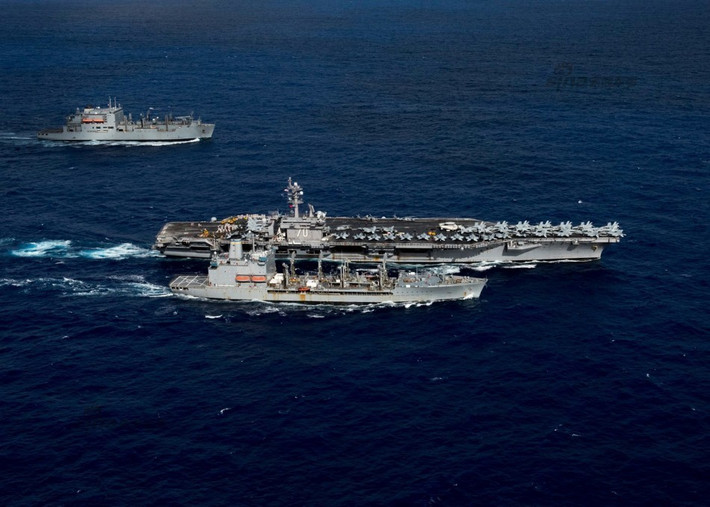Tàu sân bay USS Carl Vinson là một trong các tàu sân bay lớn bậc nhất thế giới hiện nay, nó nằm trong lớp Nimitz hiện đại nhất của Hải quân Mỹ, có độ giãn nước lên tới 101.300 tấn, dài 332,8 mét, mớm nước 12,5 mét. Tàu có 2 lò phản ứng hạt nhân cung cấp năng lượng cho 4 động cơ hơi tạo lực đẩy cho hệ thống chân vịt 4 trục với tổng cộng 260.000 sức ngựa. Tàu có khả năng di chuyển với tốc độ tối đa khoảng 30 hải lý/giờ tương đương 56 km/giờ. Nguồn ảnh: Sina.