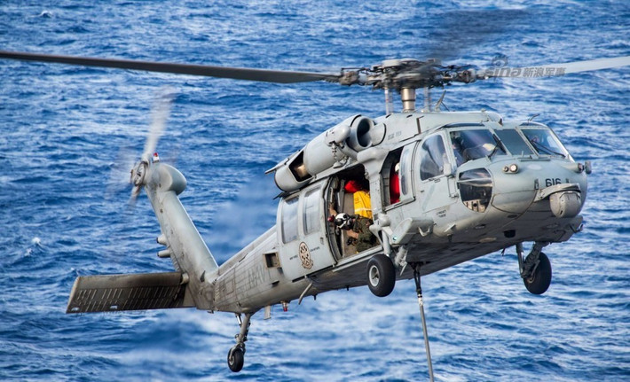 Lực lượng tàu sân bay Mỹ bao gồm chiếc USS Carl Vinson và các tàu khu trục hạm hộ tống cùng tàu vận tải đã có mặt ở vùng biển Tây Thái Bình Dương vào hôm 4/2 vừa qua. Ngay khi có mặt tại vùng biển này, một lượng lớn hàng tiếp tế từ các doanh trại hậu cần ở Nhật Bản và Hàn Quốc đã được chuyển lên tàu. Nguồn ảnh: Sina.