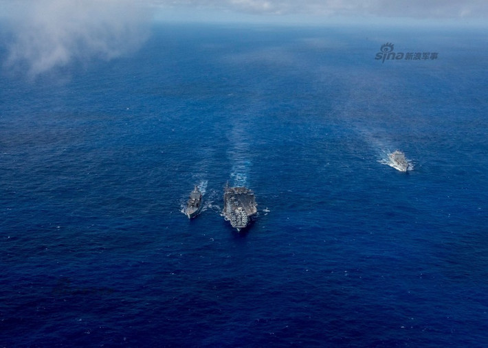 Tàu sân bay USS Carl Vinson của Mỹ có khả năng mang theo 90 máy bay các loại bao gồm cả trực thăng và các loại máy bay phản lực cánh gấp, ngoài ra tàu còn có hệ thống vũ khí gồm 2 hệ thống phóng tên lửa đối hải Mk 57, 2 hệ thống tên lửa phòng thủ tầm gần RIM-116 và 3 pháo cao tốc Phalanx CIWS. Nguồn ảnh: Sina.