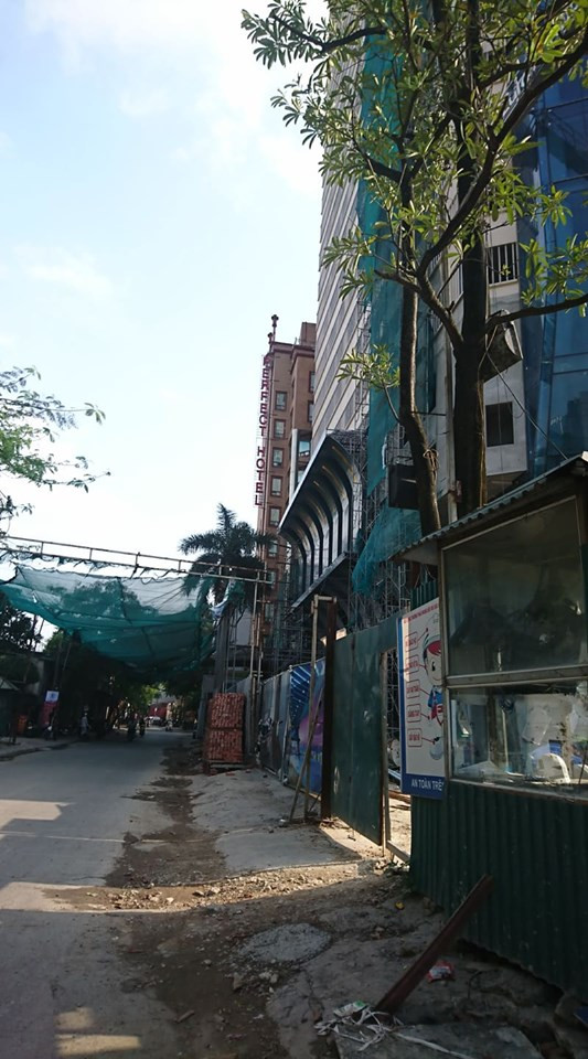 Khung cảnh "nhếch nhác" trước bề mặt tòa Tháp Doanh nhân của Tập đoàn Anh Quân. Ảnh: Thế Hoàng.